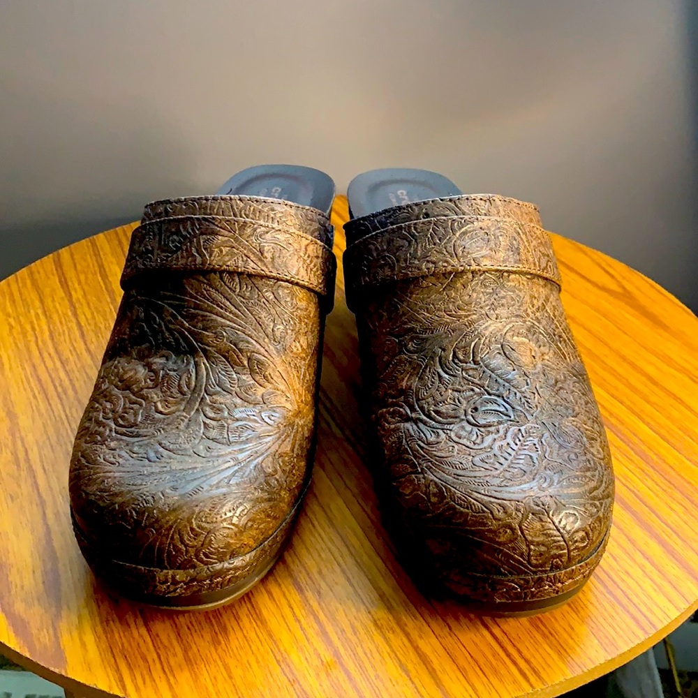 Crocs Sarah Tooled Clog Brown